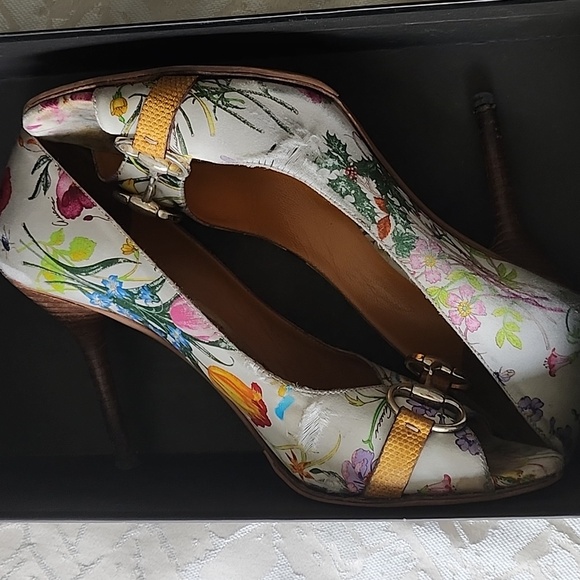 Gucci Peep Toe Floral Print Horse bit High Heels Pumps Size 9-½ - Picture 2 of 9